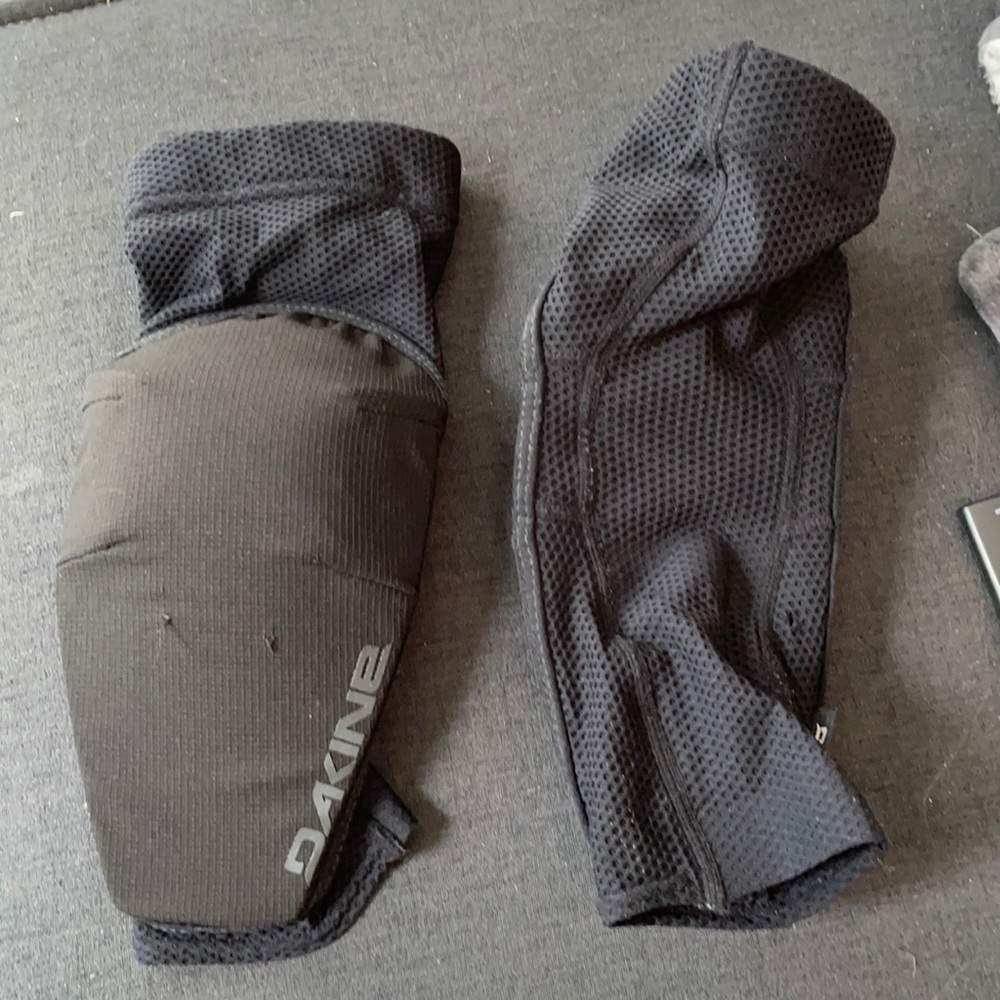 Mountain biking knee pads
